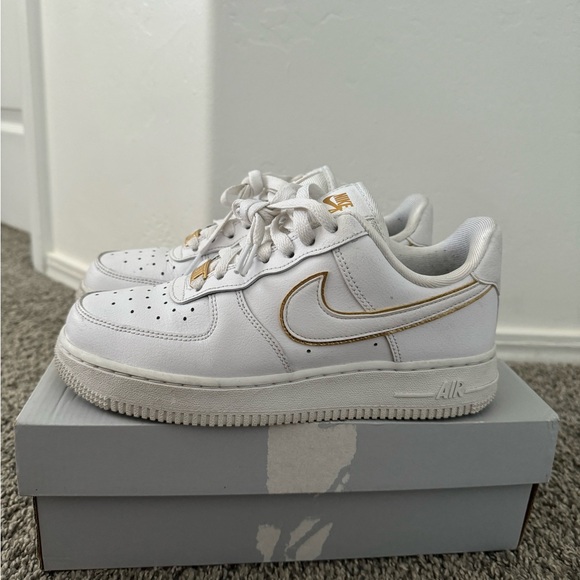Nike Air Forces - Picture 3 of 4